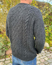 Indlæs billede til gallerivisning Opskrift på Moby Sweater Man fra PetiteKnit
