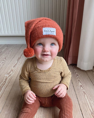 Opskrift på Oslohuen Christmas Edition fra PetiteKnit