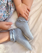 Indlæs billede til gallerivisning Opskrift på Ruffle Socks Junior fra PetiteKnit
