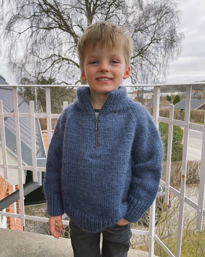 Opskrift på Zipper Sweater Junior fra PetiteKnit