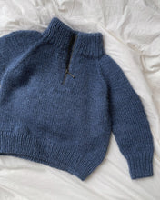 Indlæs billede til gallerivisning Opskrift på Zipper Sweater Junior fra PetiteKnit
