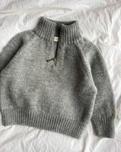 Indlæs billede til gallerivisning Opskrift på Zipper Sweater Light Junior fra PetiteKnit
